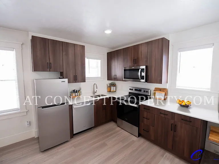 Clairmont — Photo 3