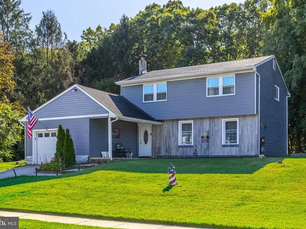 10 Loretta Blvd, Sicklerville, NJ 08081