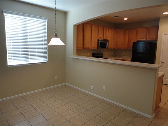 4th image of 17382 W Buchanan St