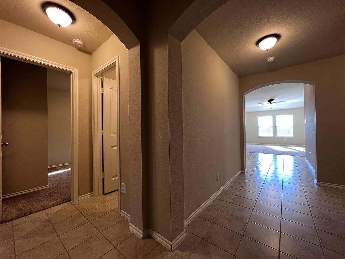Building Photo - 319 Plum Dr