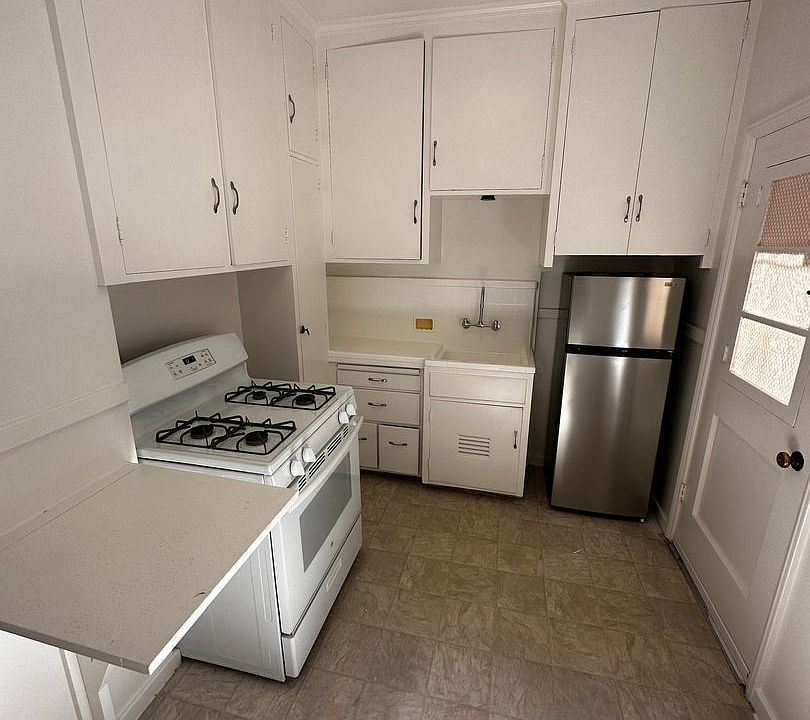 1st image of 220 N San Mateo Dr APT 3