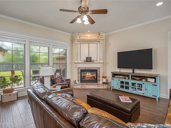 4th image of 2218 Washburn Way