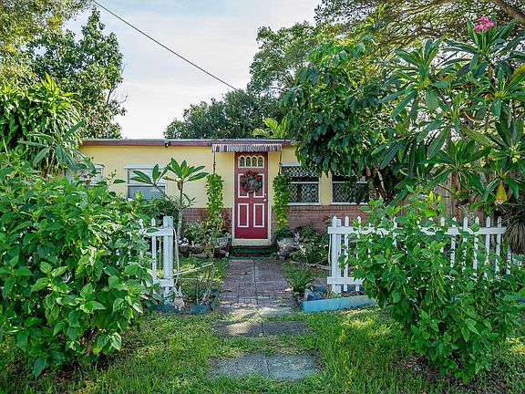 5th image of 2922 Genessee Avenue