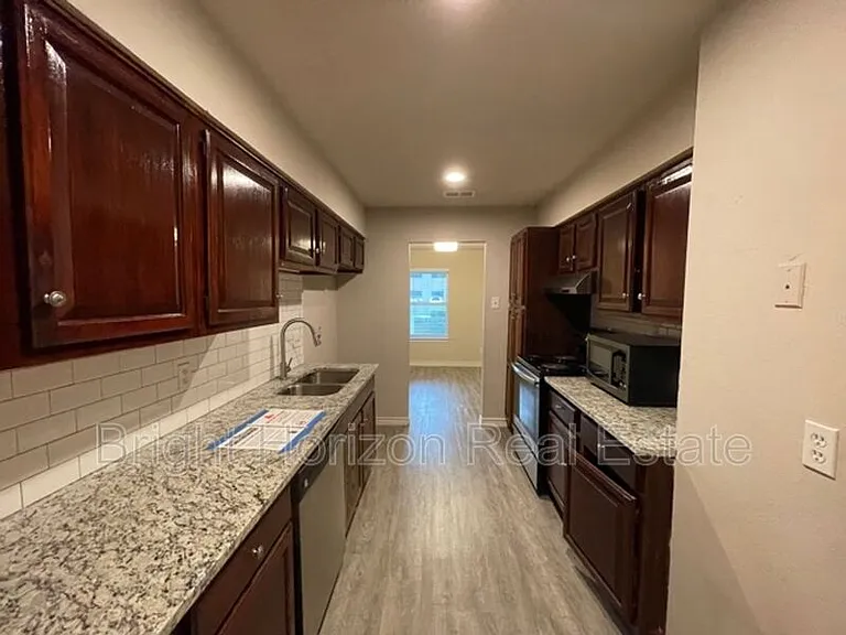 1017 Mullins St — Photo 10