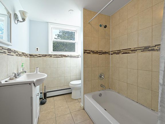 3rd image of 437 Mallory Ave