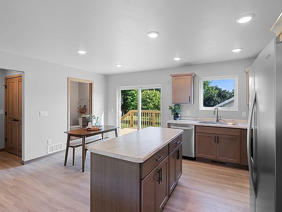 3rd image of 216 Evergreen Ln