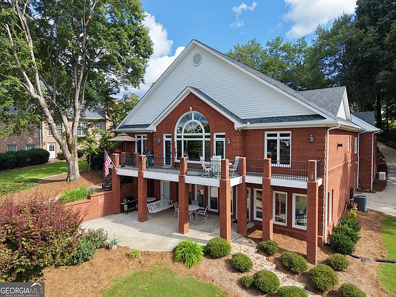 2nd image of 2381 Lee Pl
