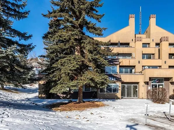 101 Village Hts SW #1, Calgary, AB T3H 2L2