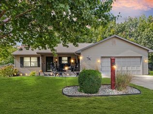 1214 E Center St, Monticello, IL 61856