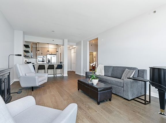 4th image of 1211 S Prairie Ave APT 2703