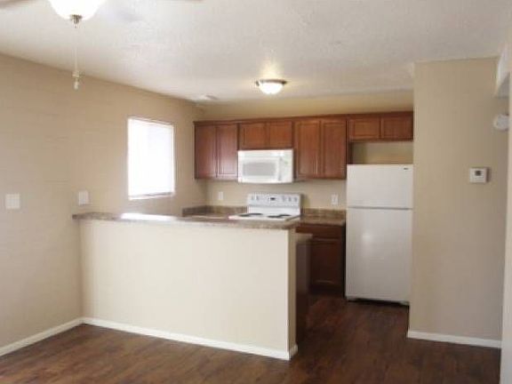 Kitchen W/ Breakfast Bar