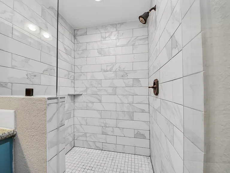 1322 E 36th St — Photo 35
