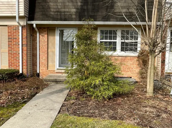 1631 Brentwood Dr, Troy, MI