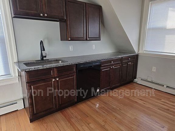 3rd image of 15 Woodbine St Unit 3
