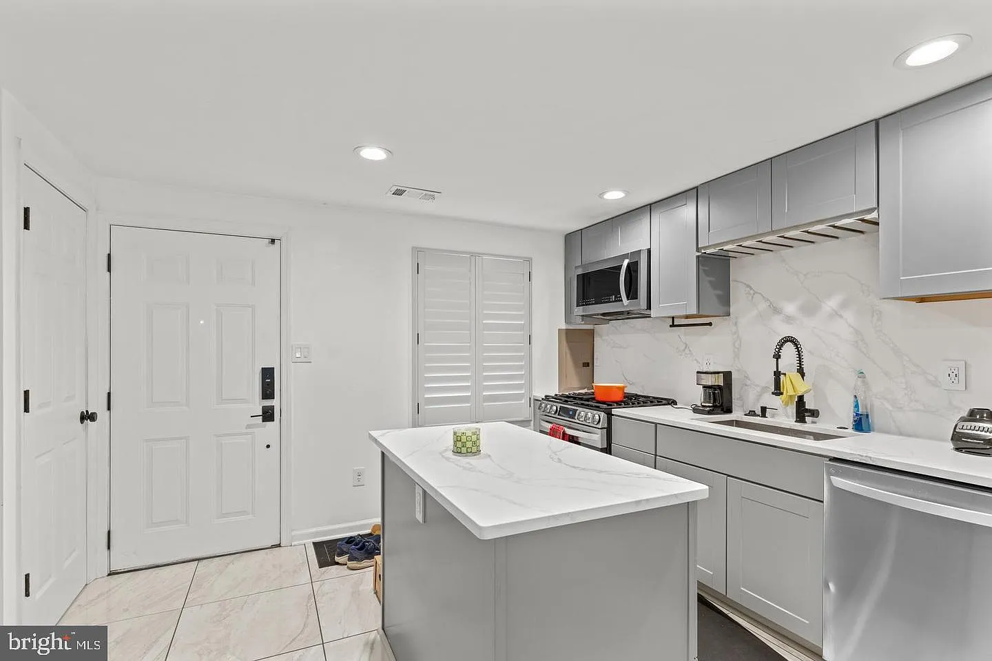 2 bed, 1.0 bath, 812 sqft, $1,800 — Photo 3