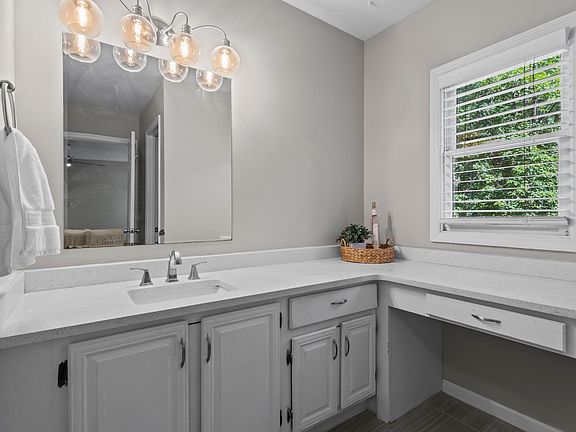 4th image of 28 Huntington Place Dr #1