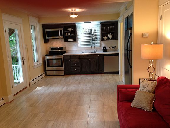 Brights high cielinged great room w/ original tin ceiling an