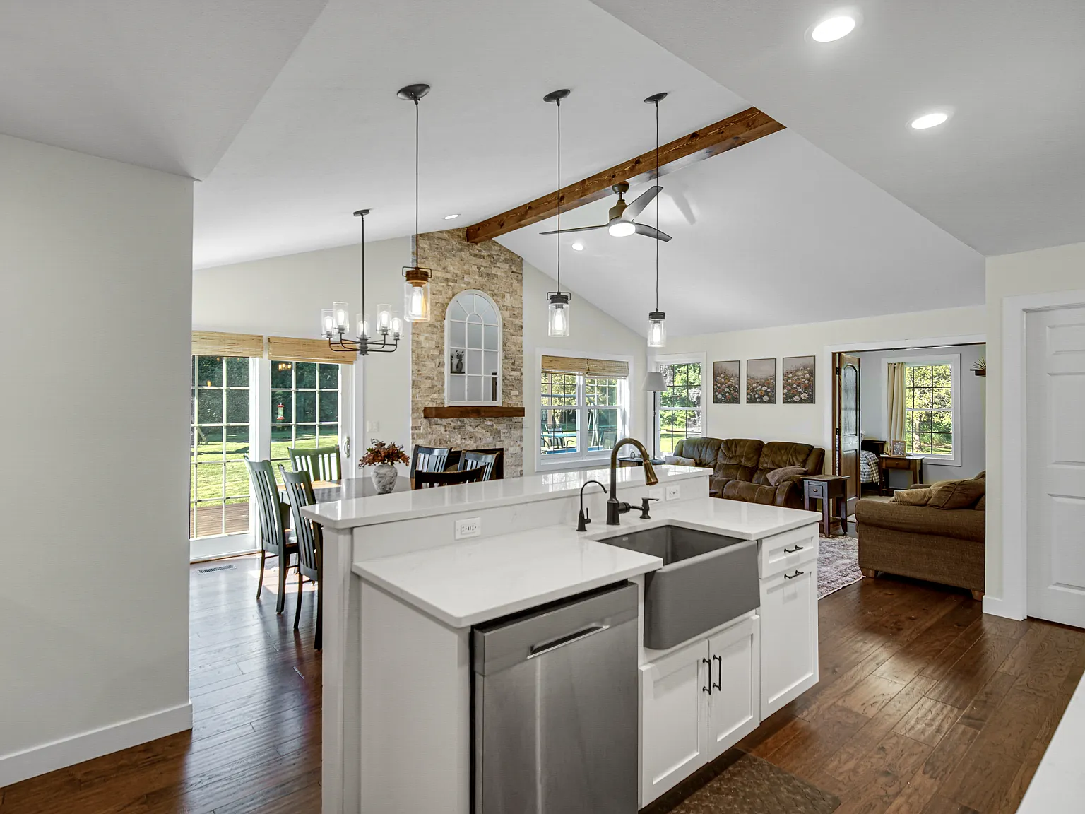 4 bed, $5,100 — Photo 2