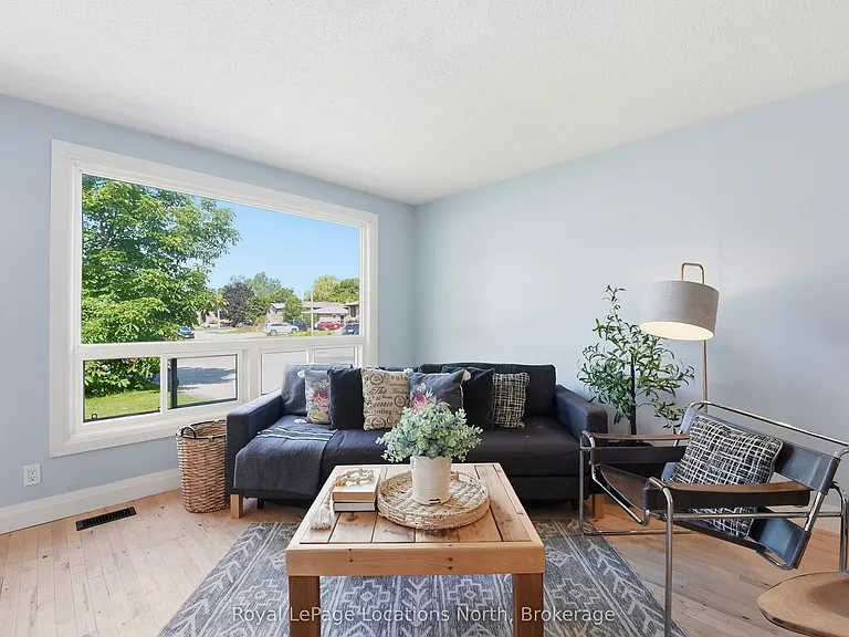 32 Courtice Cres — Photo 5