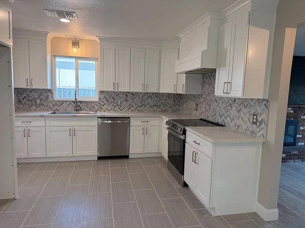 42 Acacia Dr, Lemoore, CA 93245