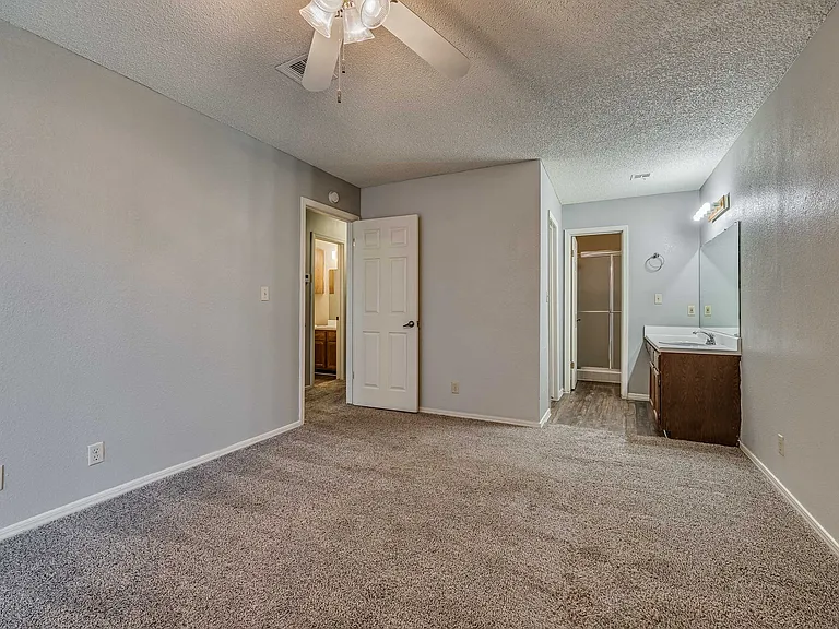 Lexington Commons - Bedroom & Attached Bathroom