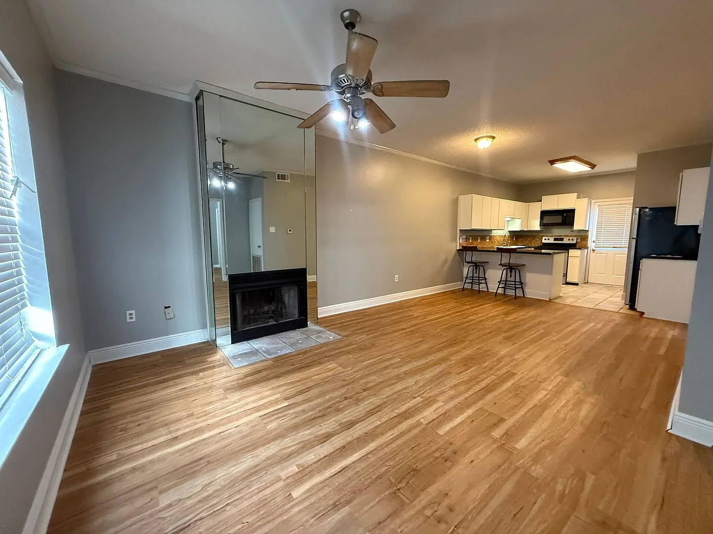 Charming 2 Bed 1 Bath Apartment — Photo 2