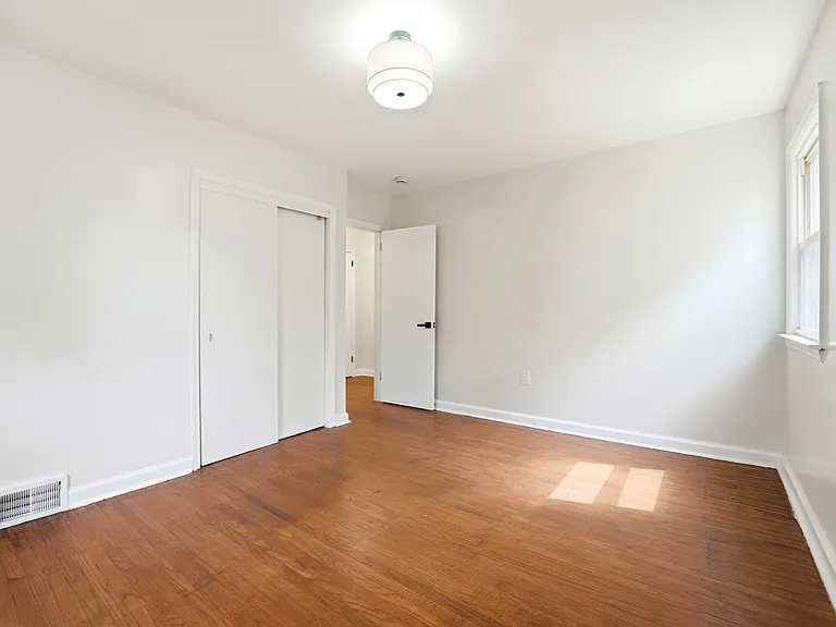 120 Webster Ave — Photo 15