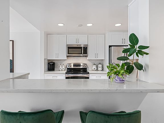 5th image of 725 S Barrington Ave APT 209