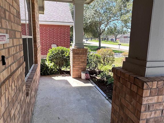 3rd image of 381 Livingstone Ln