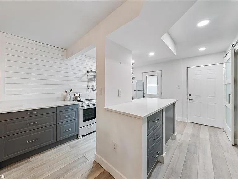 72 7th St S #310 — Photo 4