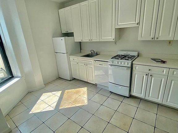 3rd image of 140 E 92nd St APT 5N