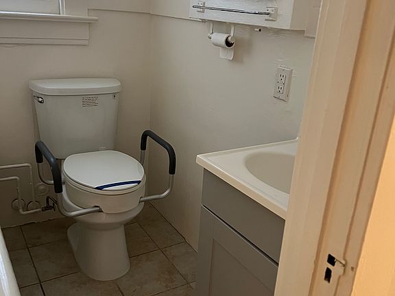 5th image of 1635 Clay St APT 2