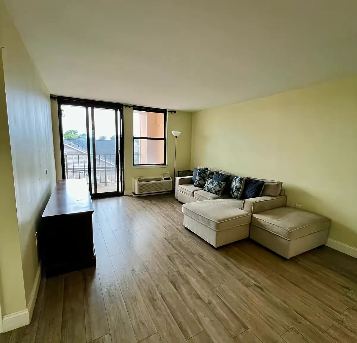 1 bed, 817 sqft, $2,200 — Photo 2
