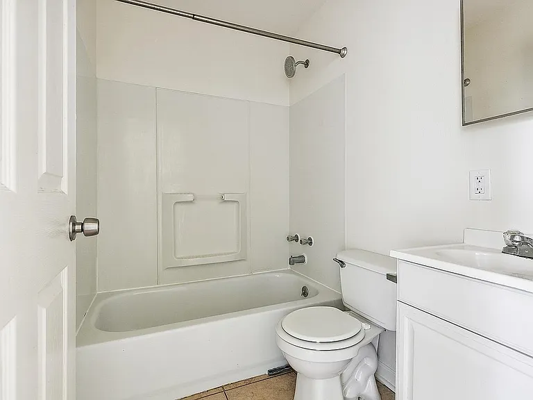 1118 Monroe St #10 — Photo 8