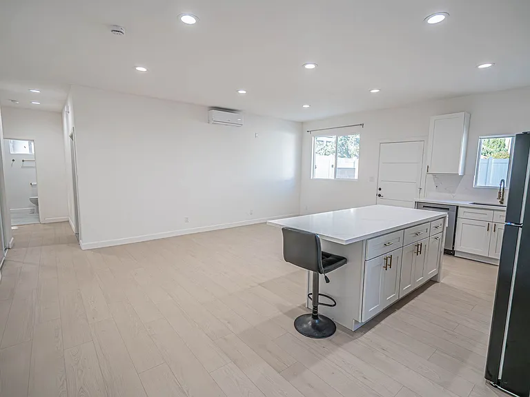 10941 Amestoy Ave — Photo 5