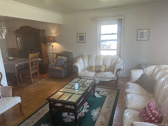 2nd image of 247 Windsor Parkway