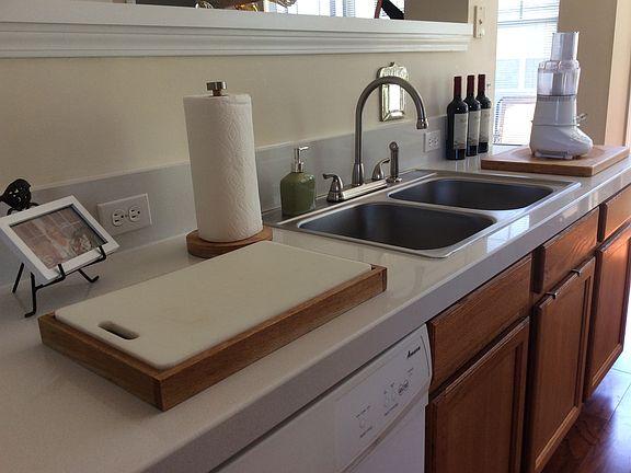 White quartz kitchen counter