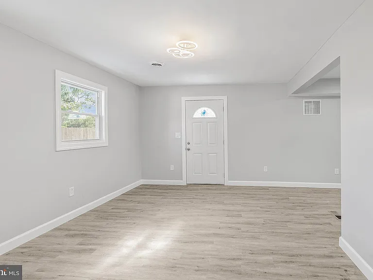 12 Holbrook Ln — Photo 11