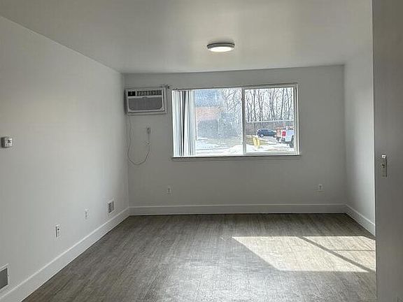 3rd image of 723 Green Rd APT 216