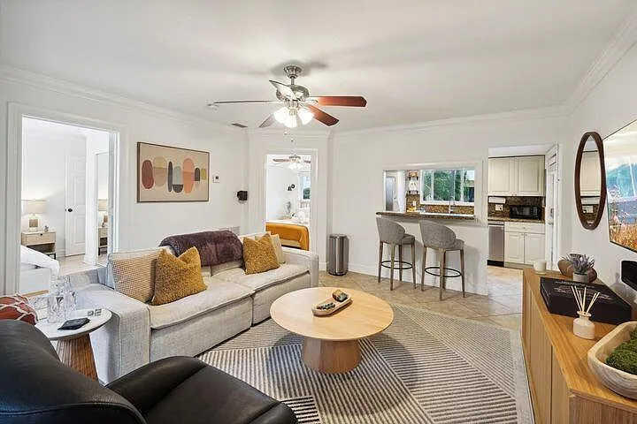49 SE 7th Ave #1 — Photo 1