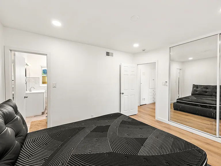 1019 W Pine St — Photo 14