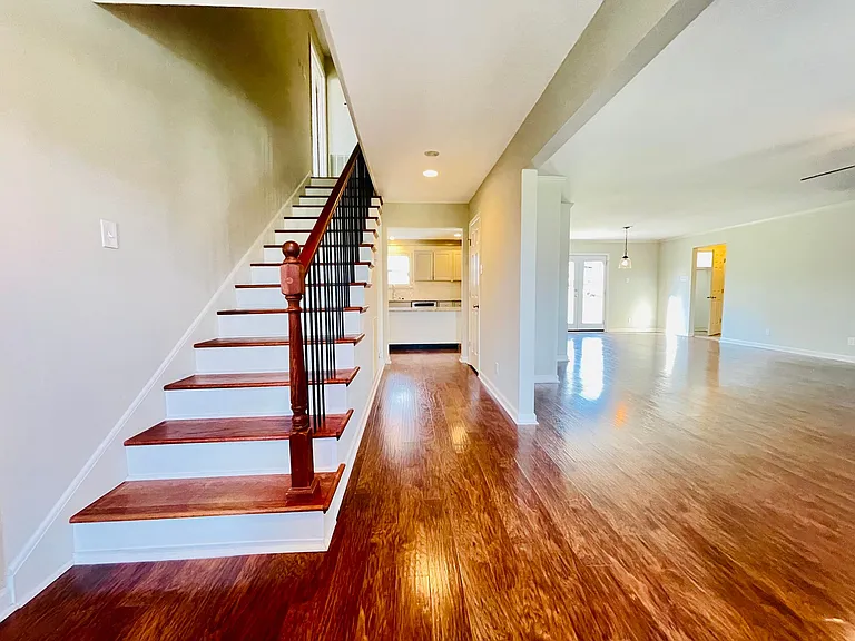 223 Raintree Ln — Photo 2