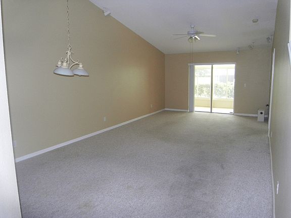 4th image of 835 Poinsetta Dr