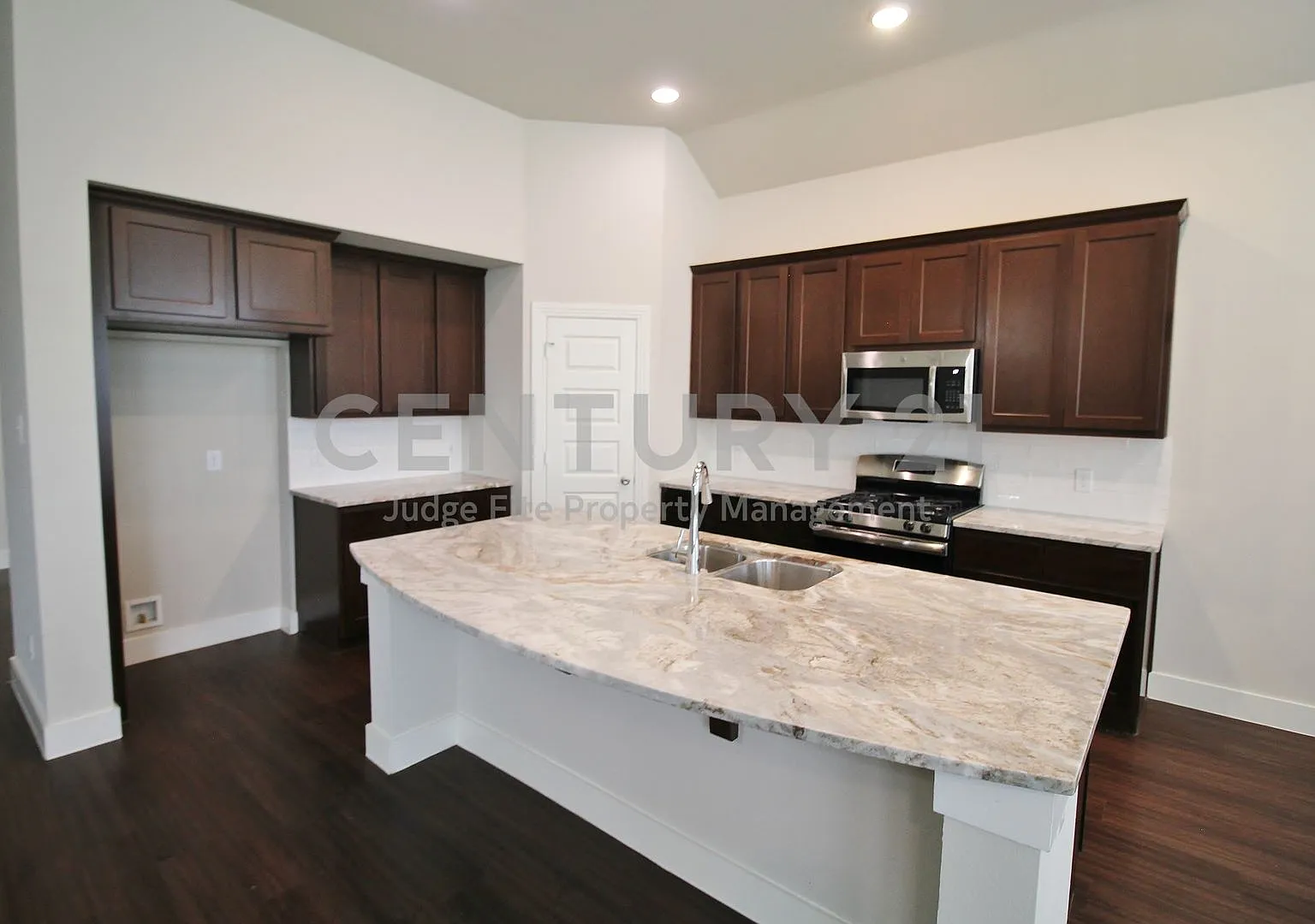Gorgeous 4/3.5/2 in Forney For Rent! — Photo 4