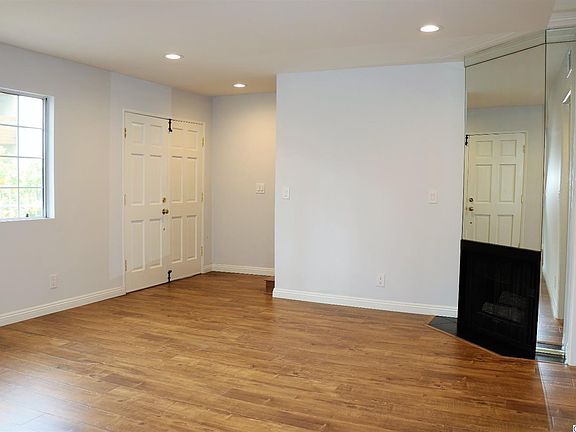 3rd image of 15946 Sherman Way Unit 5