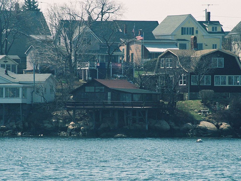 house in center w red roof