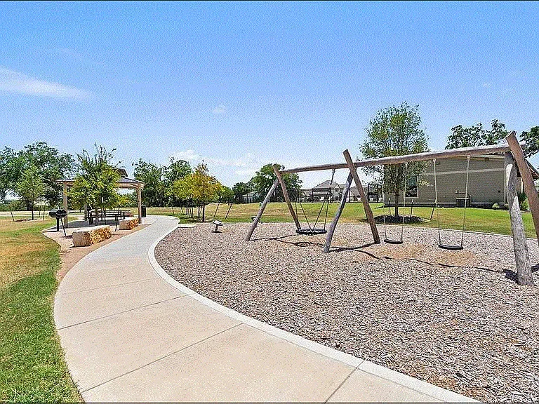 113 Thurston Dr — Photo 59