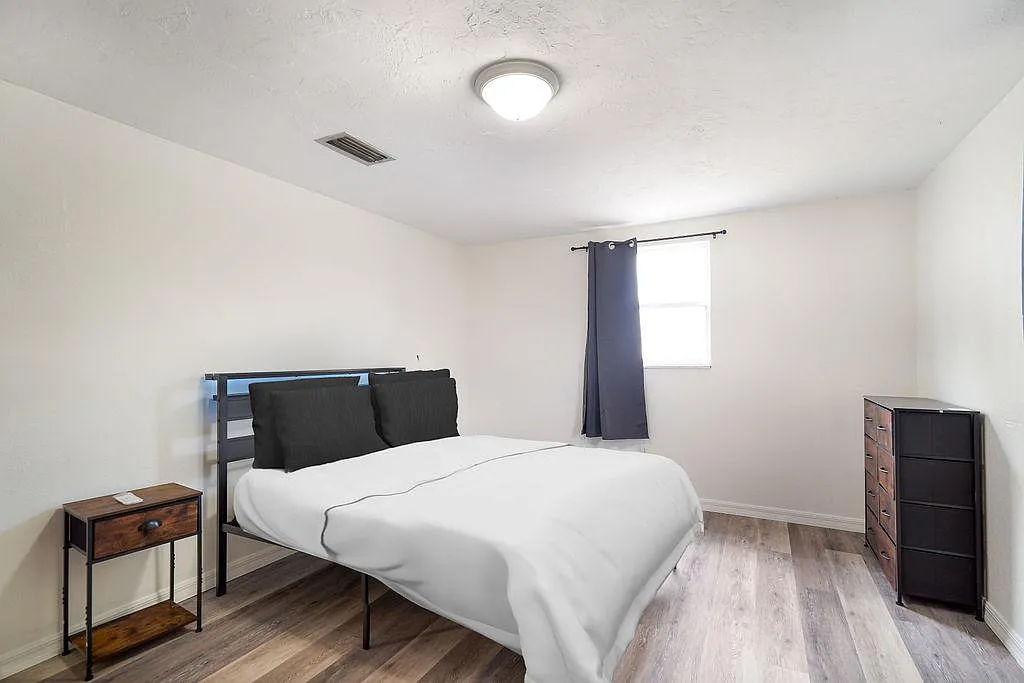 4 bed, 2.0 bath, 1652 sqft, $854 — Photo 1