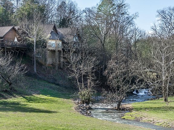 4th image of 252 Blackberry Ln
