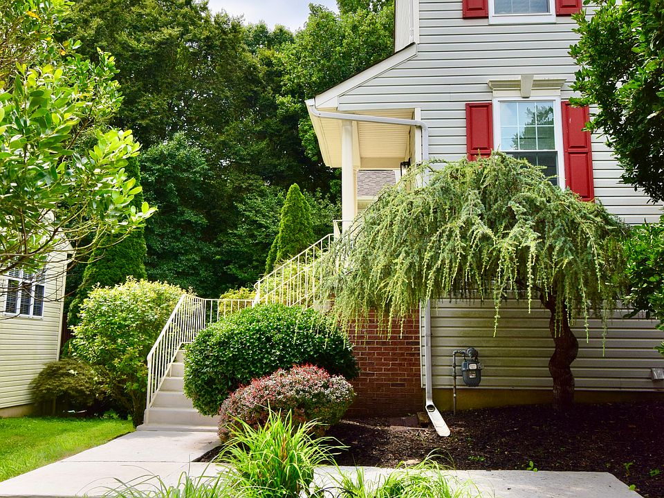 Corner Unit , extensive landscaping